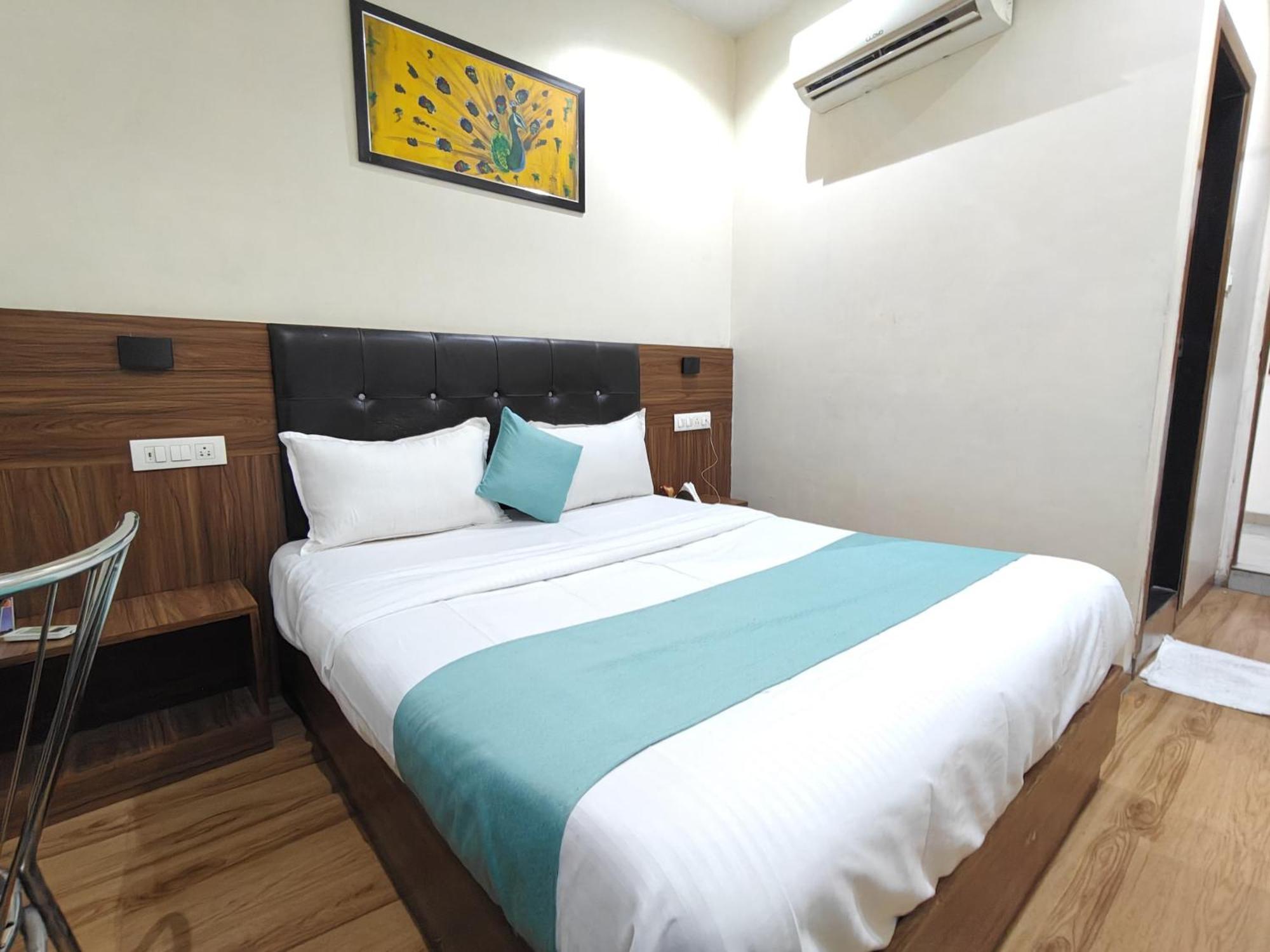 Deluxe Residency Nr- Mumbai International Airport, Mumbai